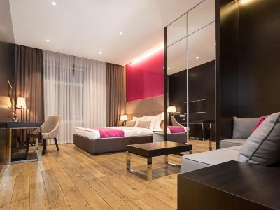 Maccani Black Luxury Suites