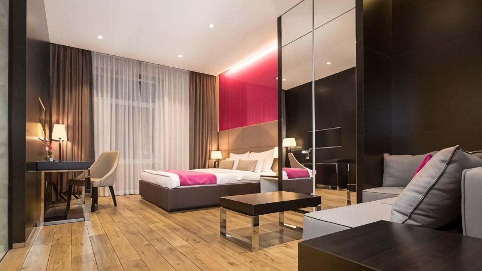 Maccani Black Luxury Suites