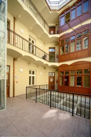 Safestay Prague Charles Bridge Отели рядом с достопримечательностью «Кафедральный собор Святых Кирилла и Мефодия»