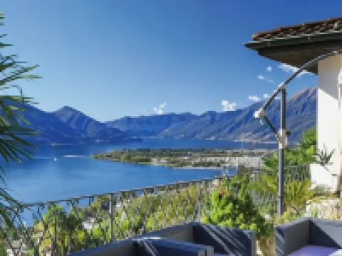 Magnificent villa with indoor pool and prime lake view location Hotels in Minusio