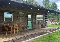 Country Creek Retreat: cozy 2-bedroom cabin with AC, WiFi, & forested privacy