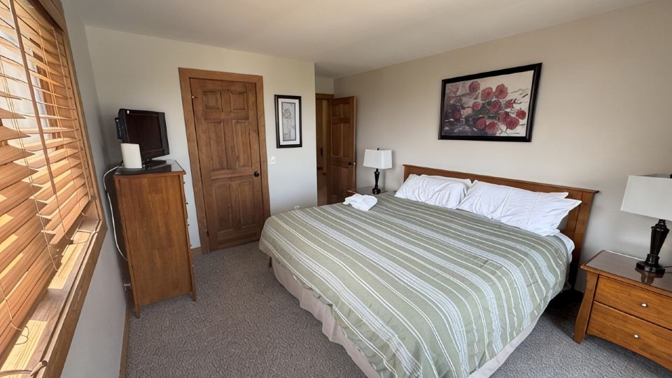 SUNRISE 3BR - 2 Story Remodeled Condo - SKI ON & OFF. Pool + Trailside