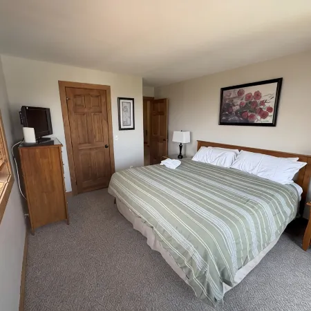 SUNRISE 3BR  - 2 Story Remodeled Condo -  SKI ON & OFF. Pool + Trailside