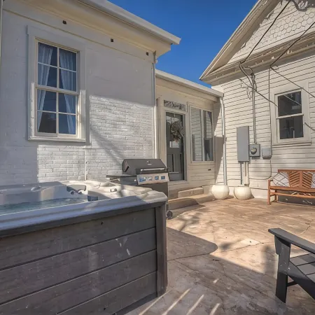 Gorgeous Home 1 Blk from Main with Hot Tub & Fire Pit!