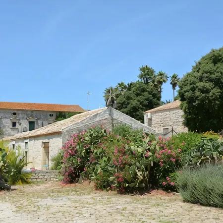 Dimora siciliana, giardino, piscina, wi-fi gratuito,orto biologico