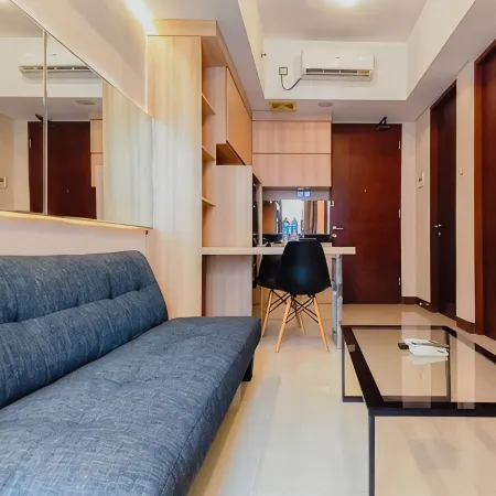 Tranquil 2BR for 3 Pax at Linden Apartment By Travelio Hôtels à : Wonokromo