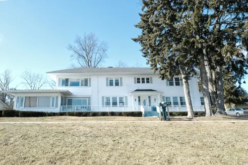 Scenic 2 bed, 1.5 bath condo with river views on St. Clair River - U2 - Homestays