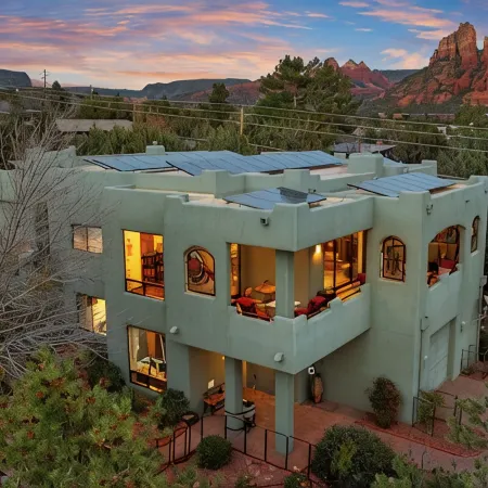 Nature's Gallery Luxury: Stained Glass, Jacuzzi, Gaming, Prof’l Kitchen + Views!