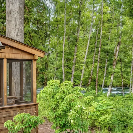 Cozy, Charming Two Bedroom McKenzie Bridge River Front Cabin for 2 Guests,