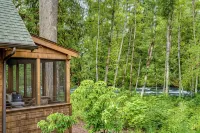Cozy, Charming Two Bedroom McKenzie Bridge River Front Cabin for 2 Guests,