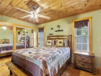 April Special ~ Mtn Views, Hot Tub+Fire Pit, WiFi, Gas Log Fireplace, Grill!