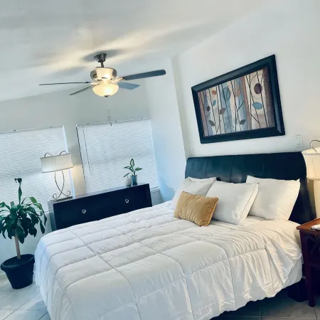 Chic studio A/C and WiFi in delightful Pompano Beach only 3 miles to the beach