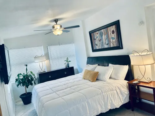 Chic studio A/C and WiFi in delightful Pompano Beach only 3 miles to the beach - Homestays