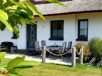 Fantastic vacation apartment near the beach with fireplace, quiet location Hotels in Dranske