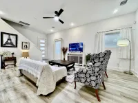 Quiet stylish home close to downtown and airport
