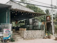 The snail haven pub and stay Hotel dekat Pantai Dat Doc