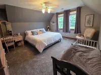 Luxury 5 BR home on private wooded lot near QC, w/hot tub, rec & fitness room Hotels in Henry County