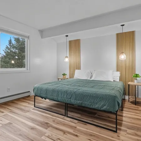 King Bed. Pet & Family Friendly Upper unit. Walking Distance to Downtown Palmer