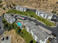 Lovely 2-bedroom condo in Chelan, close to town with mountain views シュランのホテル