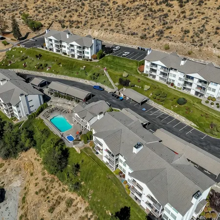 Lovely 2-bedroom condo in Chelan, close to town with mountain views