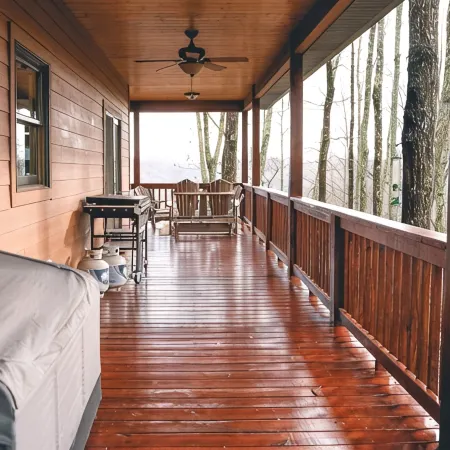 Cozy Mountain Top 3-bedroom cabin in charming Franklin with WiFi, AC