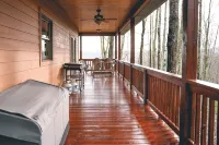 Cozy Mountain Top 3-bedroom cabin in charming Franklin with WiFi, AC