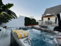 Family-friendly summer vacation home with big hot tub 2 blocks from beach. - مطابخ
