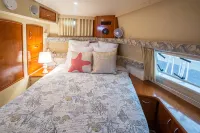 Boston Harbor Yacht,  AC/Heat, Walk to North End WiFi - House Boats
