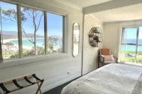 BINALONG BEACH COTTAGE  Beachfront Next door to restaurant. King Bed for couples