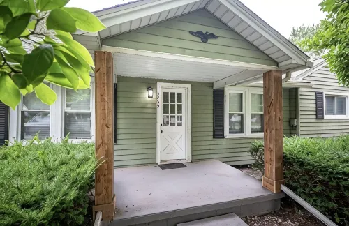 Simple and Sweet I 2 BR 1 BA Home in Lansing - บังกะโล
