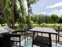 NEW CENTRAL PARK TOWNHOME w/ Golf Course view Across from Arnold's Park! Hoteles en Arnolds Park