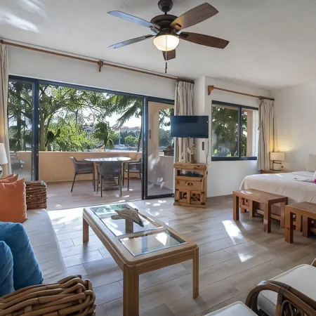 Chac Hal Al, Casa Calandria lovely studio steps from the beach.