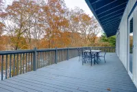 Family friendly Lakefront Home on a Wooded Lot - 30 min. to downtown Knoxville - Pools