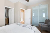 Coastal urban Castle w/ giant Ocean view Deck -BBQ and A/C-100 steps to beach! - 4 ดาว