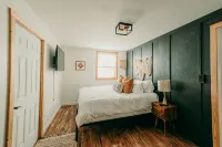 Modern cottage centrally located with private access to the Rogue River! - 4-Sterne