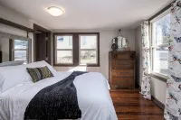 Cottage On Main- In The Heart Of Weston - 4-Star