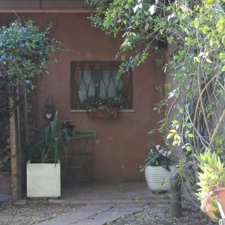 Depandance surrounded by the greenery of northern Rome