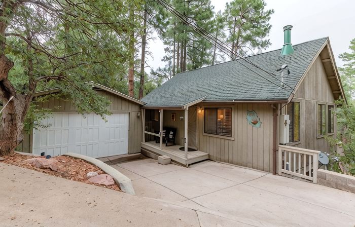 3BR+Loft, Pet-Friendly w/  Hot Tub + Arcade