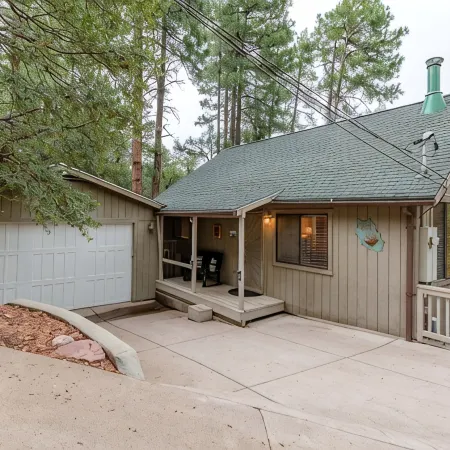 3BR+Loft, Pet-Friendly w/  Hot Tub + Arcade