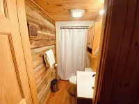 Charming and modernized 1800's Creekside Cabin w/Hot Tub and 5 minutes to I-77 - Chalets