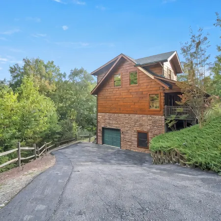 Dancing Falls Lodge: Overlooks Dirty Dancing Scene: Stream/Pond/Fire Pit/Hot Tub