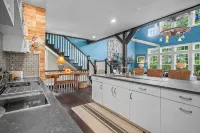 Taggart River House: Modern Luxury Meets Nature: Stunning river views, sleeps 10 - 4-Star