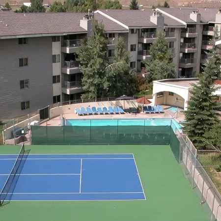 Luxury Condo w/ FREE WiFi, Parking, Heated Pool, Hot Tubs, Skier Shuttles