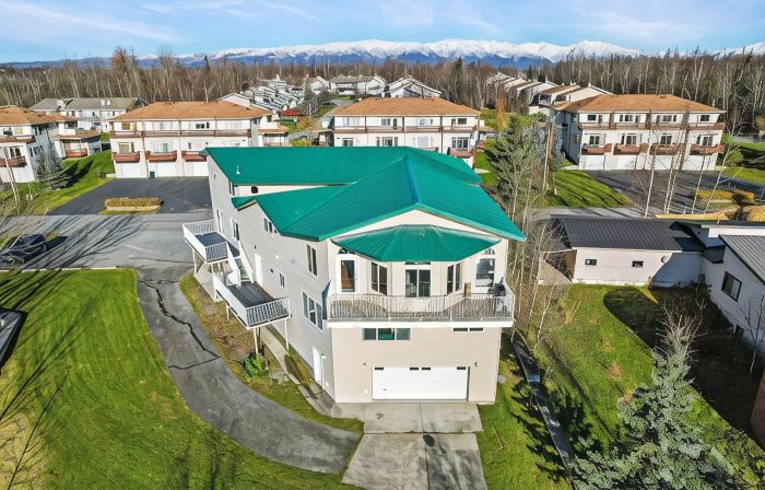 Lakeside Bliss: Wasilla Condo w/ Private Dock, Kayaks & Fire Pit