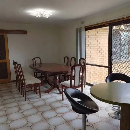 Charming 3-Bedroom Holiday Home Near Werribee Park