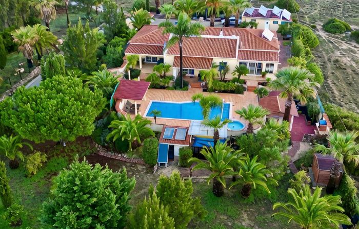 Apartment with pool in a quiet location and beautiful garden