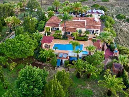 Apartment with pool in a quiet location and beautiful garden - Wi-Fi