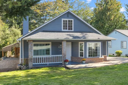The Blue Haven Getaway, with Window AC Units in the Summer. - Wi-Fi