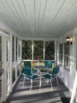Relax at this beautiful Historic Intracoastal Waterlily Cottage + Game Room - Wifi