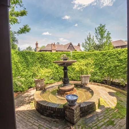 Charming and Historic Holly Cottage Carriage House in Downtown Tyler